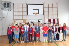 Uczniowie, którzy ubrali się w kolory flagi Wielkiej Brytanii