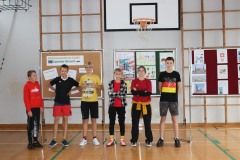 Uczniowie, którzy ubrali się w kolory flagi Niemiec